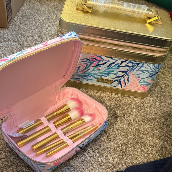 Lilly Pulitzer Handbags - Lilly Pulitzer Gold Multicolor Cosmetic Bag w matching inside make up brush bag